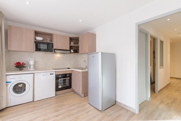 Kühlschrank, Mikrowelle, Ofen, Geschirrspüler