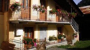 Um edifício de dois andares com varandas decoradas com flores.