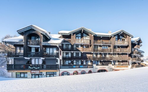 Wifi, à 50m des pistes de ski, vue montagne/pistes de ski, balcon, parking, télévision, casier à ski
