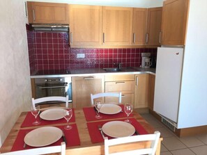 Oven, coffee/tea maker, toaster