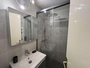 Bathroom - 10m from resort center, 1st floor, balcony, tv, ski locker, 29m², Alpe d'Huez (L'Alpe d'Huez)