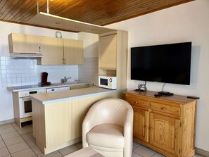 Microwave, oven, dishwasher, coffee/tea maker - 30m from ski slopes, 1st floor, balcony, tv, ski locker, 32m², Alpe d'Huez (L'Alpe d'Huez)