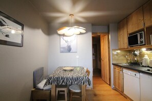 Dining - 10m from resort center, 6th floor, balcony, tv, 21m², Alpe d'Huez (L'Alpe d'Huez)