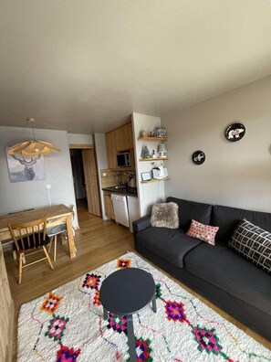 Living area - 10m from resort center, 6th floor, balcony, tv, 21m², Alpe d'Huez (L'Alpe d'Huez)