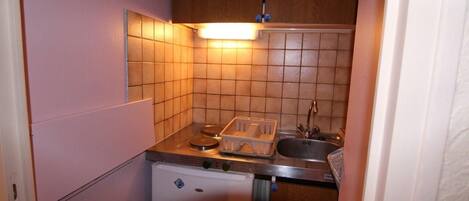 Fridge, microwave, oven, coffee/tea maker