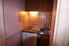 Kjøleskap, mikrobølgeovn, ovn og kaffetrakter/tekoker