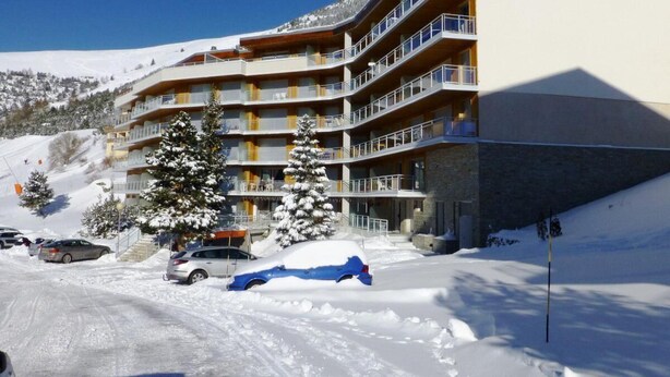 A multi-story hotel with balconies, located in a snowy mountainous area. - 5th floor, tv, 16m², Alpe d'Huez (L'Alpe d'Huez)