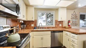 House, Multiple Beds, Balcony | Private kitchen | Fridge, microwave, oven, stovetop
