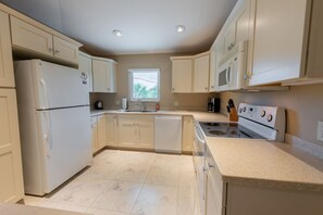 Fridge, microwave, stovetop, dishwasher