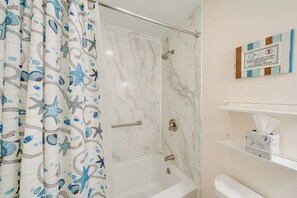 Combined shower/bathtub, towels