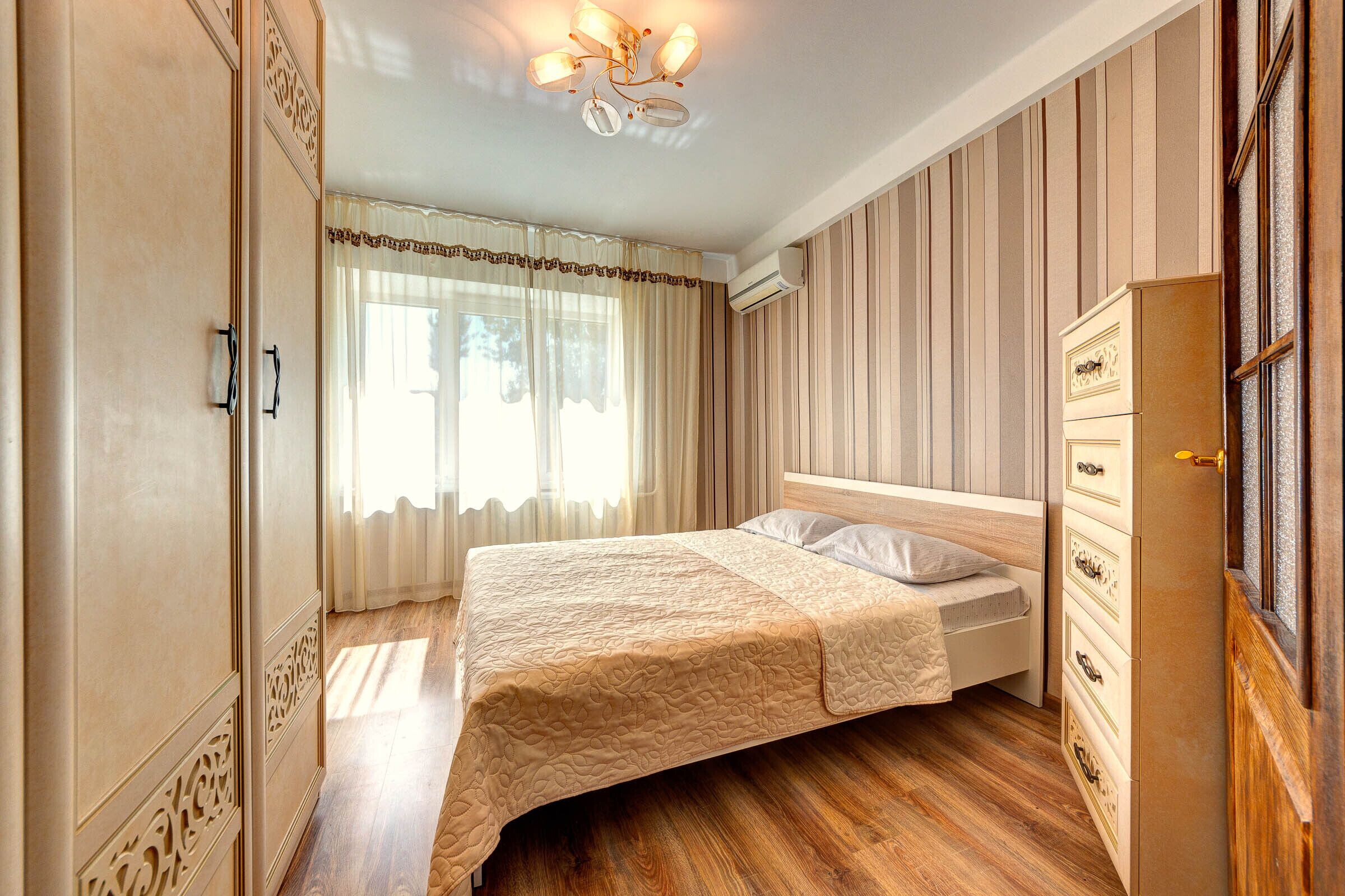 2 slaapkamers, een strijkplank/strijkijzer, internet, beddengoed