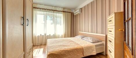 2 slaapkamers, een strijkplank/strijkijzer, internet, beddengoed