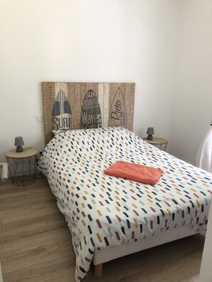 3 habitaciones, tabla de planchar con plancha, cuna de viaje y wifi