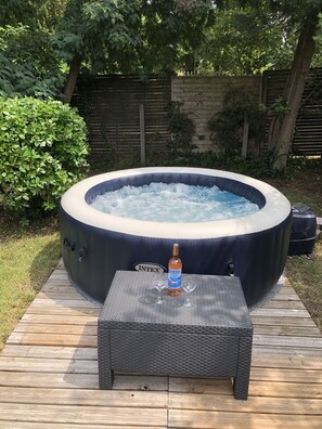 Bañera de hidromasaje al aire libre