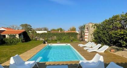 Villa 250 m2, 13 p renovated with private secure pool near beaches and marshes