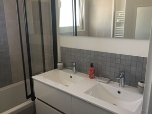 Bathtub, hair dryer - Villa 250 m2, 13 p renovated with private secure pool near beaches and marshes (Les Sables d’Olonne)