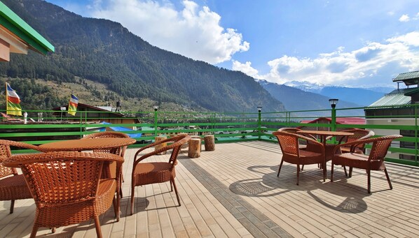 تناول الطعام بالخارج