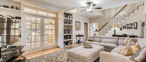 TV connectée, cheminée, lecteur de DVD, livres