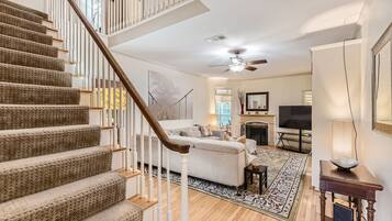 Smart TV, caminetto, lettore DVD, libri