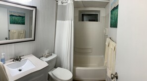 Combined shower/bathtub, hair dryer, towels, soap - Mountain Hideaway condo - next to PICO and 10min to Killington! (Mendon)