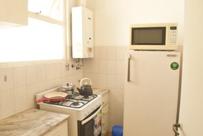 Kühlschrank, Mikrowelle, Ofen, Wasserkocher mit Kaffee-/Teezubehör