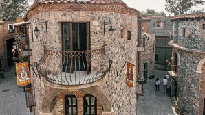 A stone building with a tiled roof, a balcony, and a flag with a coat of arms. - Loft Milan Valkyrie (Valqurico)