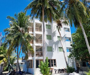 Exterior - Overlooking ocean that meets cloudless sky, Coral Inn is a sanctuary of serenity (Thulusdhoo)