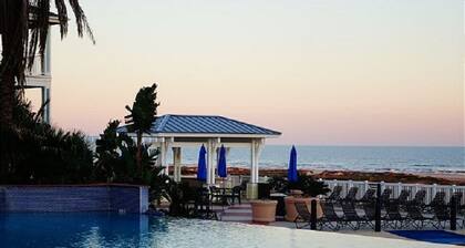 Saltwater Breeze- Book 5+ nights and get 15% off -Beach Front-Top Floor Views