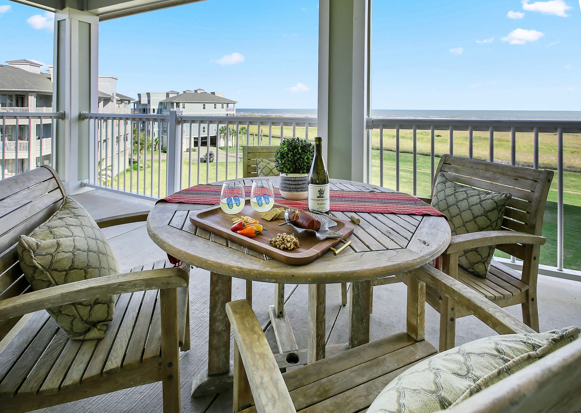 Saltwater Breeze- Book 5+ nights and get 15% off -Beach Front-Top Floor Views