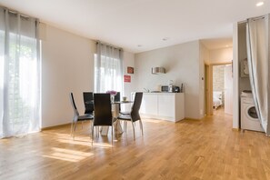 Apartamento empresarial | Área de estar | TV de tela plana 32 polegadas com canais digitais, TV