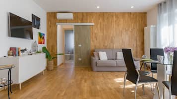 Business Apartment | Living area | 32-inch flat-screen TV with digital channels, TV