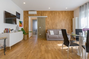Business-Apartment | Wohnbereich | 32-Zoll-Flachbildfernseher mit Digitalempfang, Fernseher
