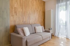 Apartamento empresarial | Área de estar | TV de tela plana 32 polegadas com canais digitais, TV