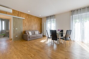 Business-Apartment | Wohnbereich | 32-Zoll-Flachbildfernseher mit Digitalempfang, Fernseher