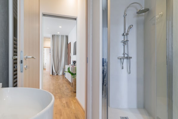 Business-Apartment | Badezimmer | Dusche, Haartrockner, Bidet, Handtücher