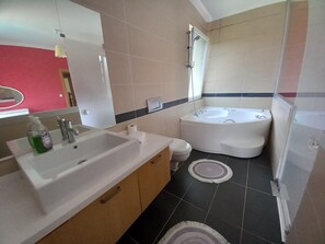 Familienvilla | Badezimmer | Dusche, Haartrockner, Handtücher, Seife