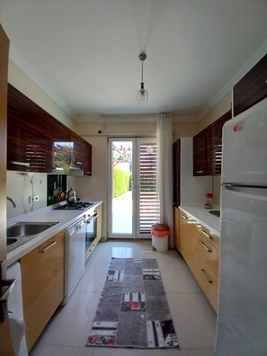 Family Villa | Private kitchen | Cookware/dishes/utensils