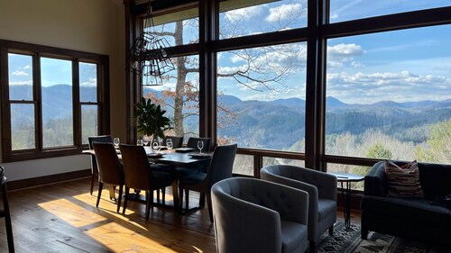 Modern Mountain Getaway, Hot Tub, Pet Friendly, WiFi, Long Range Sunset Views