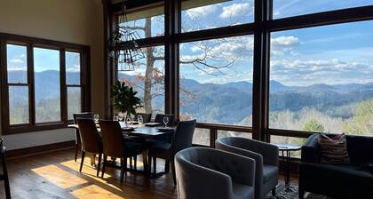 Modern Mountain Getaway, Hot Tub, Pet Friendly, WiFi, Long Range Sunset Views