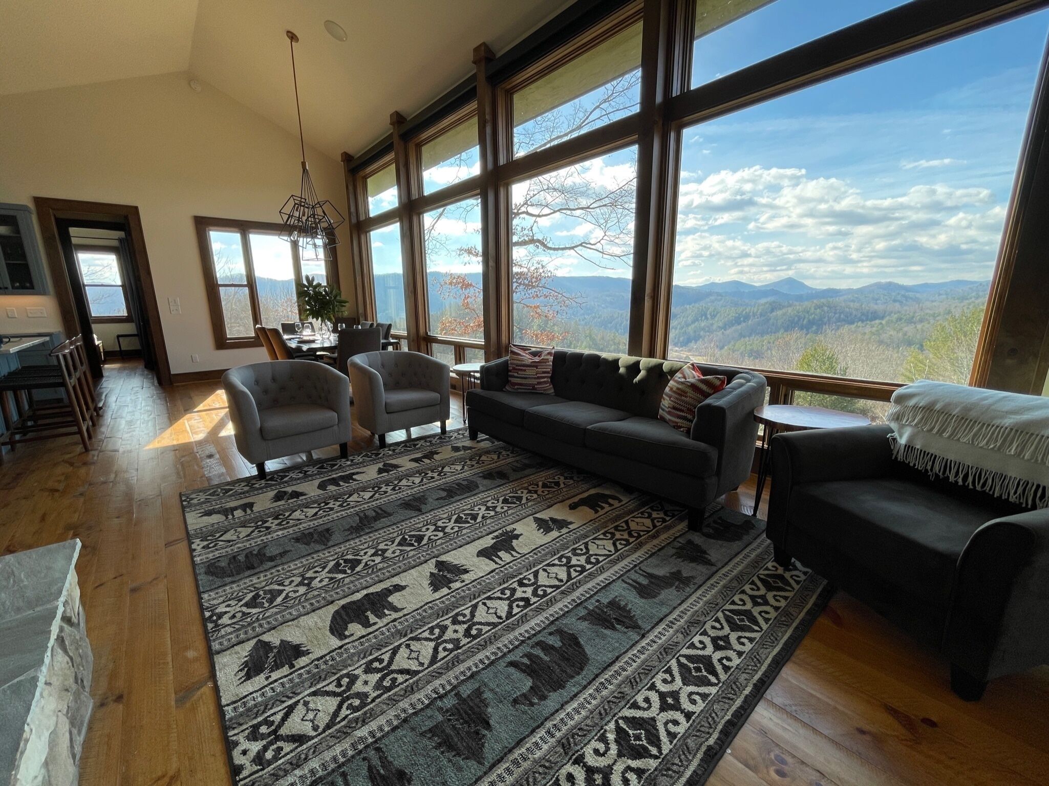 Modern Mountain Getaway, Hot Tub, Pet Friendly, WiFi, Long Range Sunset Views