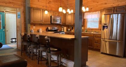 Pinewood Lodge | Cozy Pet-Friendly Log Cabin 5 min to Mt Sunapee
