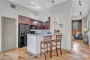 Fridge, microwave, oven, stovetop - Modern, Insta-Worthy 2B Townhome in Springfield! (Jacksonville)
