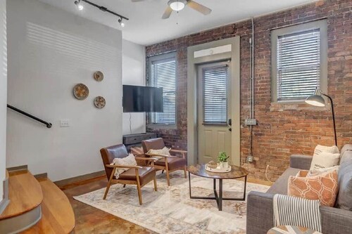 Modern, Insta-Worthy 2B Townhome in Springfield!