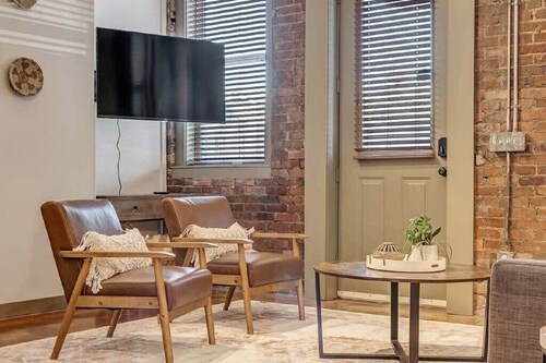 Modern, Insta-Worthy 2B Townhome in Springfield!