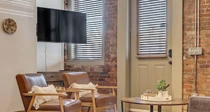 Modern, Insta-Worthy 2B Townhome in Springfield!