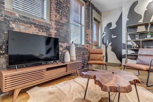 Adorable MCM Townhouse 5 Min from TIAA Bnk Fld!