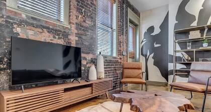 Adorable MCM Townhouse 5 Min from TIAA Bnk Fld!