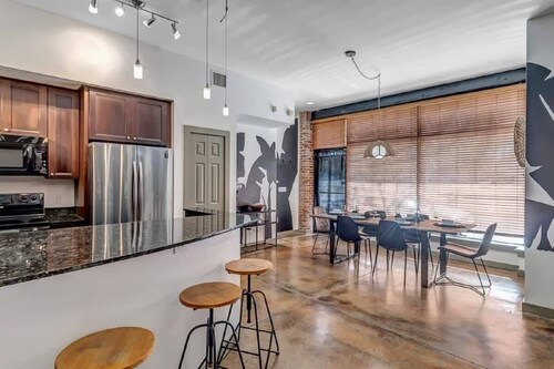 Adorable MCM Townhouse 5 Min from TIAA Bnk Fld!