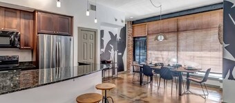 Adorable MCM Townhouse 5 Min from TIAA Bnk Fld!