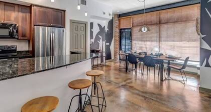 Adorable MCM Townhouse 5 Min from TIAA Bnk Fld!